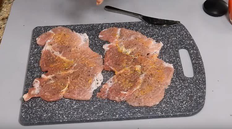 Assaisonner la viande avec du sel et du poivre.