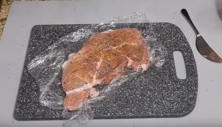 Se colocan trozos de carne uno encima del otro, se envuelven en film transparente y se dejan marinar.