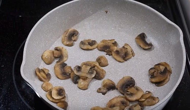 in a pan we fry the mushrooms cut into thin slices.