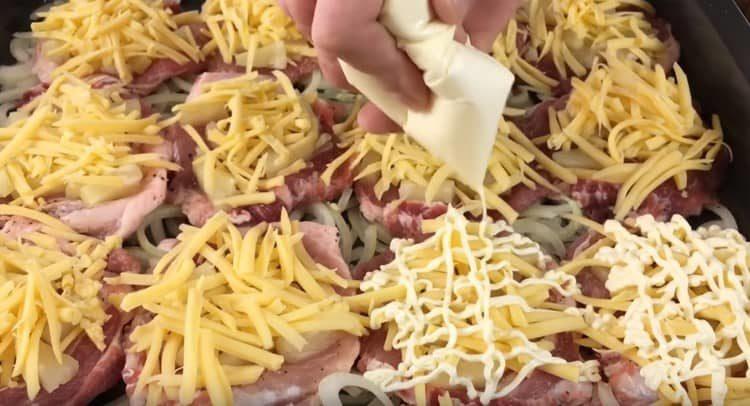 Sobre el queso hacemos una red ligera de mayonesa.