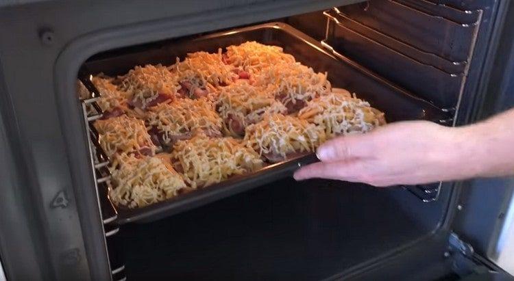 Pon la bandeja para hornear con carne en el horno.