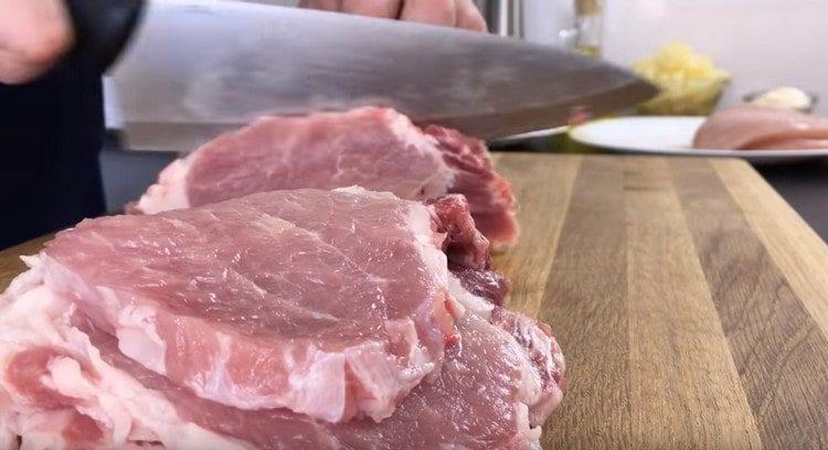 Couper la viande en morceaux.