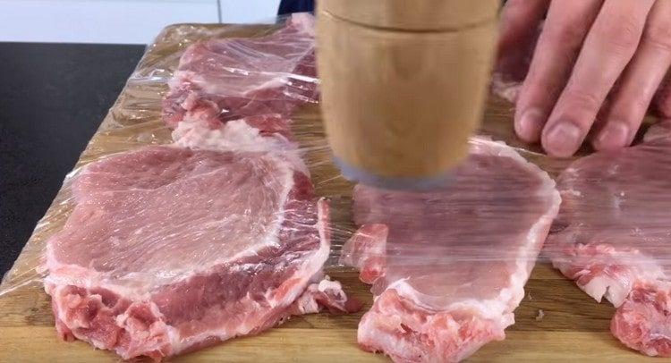 Battre la viande sous film plastique.