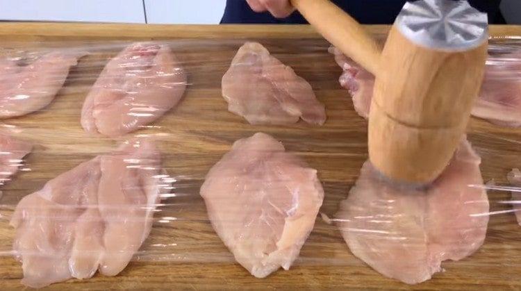 Las rebanadas de pollo también deben ser eliminadas.