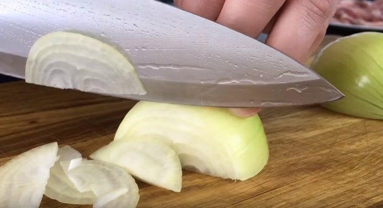 Cut the onions into thin half rings.