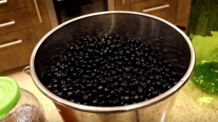 Nous lavons l'aronia. mettre dans une casserole, y ajouter la vodka.