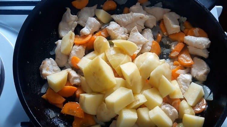 Mettez les pommes de terre dans une casserole.