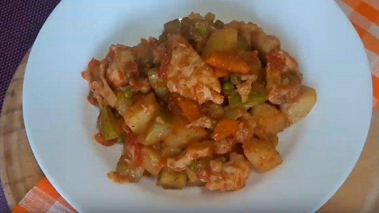 Este guiso de verduras con pollo es nutritivo y al mismo tiempo ligero.