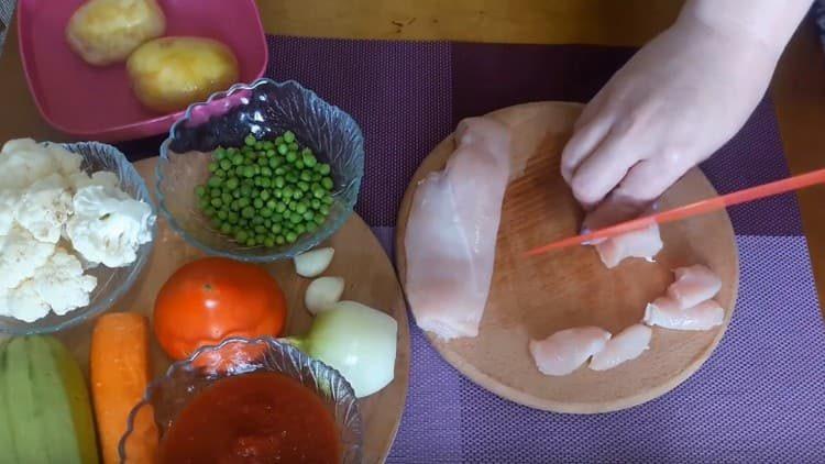 Couper le poulet en dés.