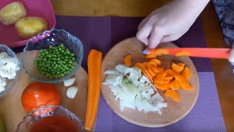 Cortar las zanahorias en trozos.