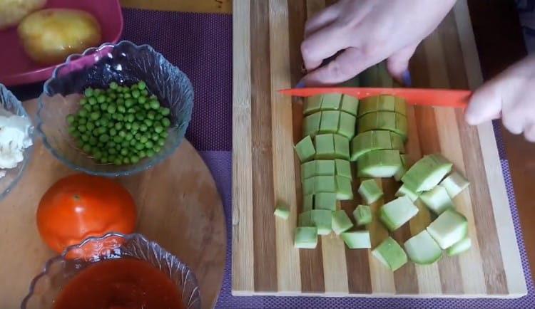 Couper les courgettes en dés.