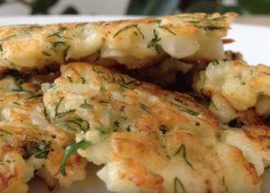 Cocinar deliciosos panqueques de coliflor de acuerdo con una receta paso a paso con una foto.