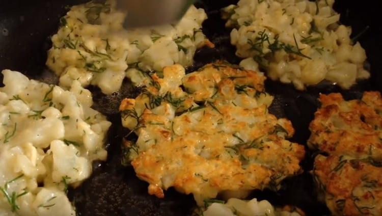 Fríe nuestros panqueques de coliflor en ambos lados.