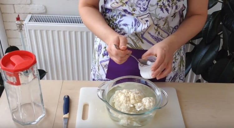 We spread the cauliflower in a pot with water, salt and cook.