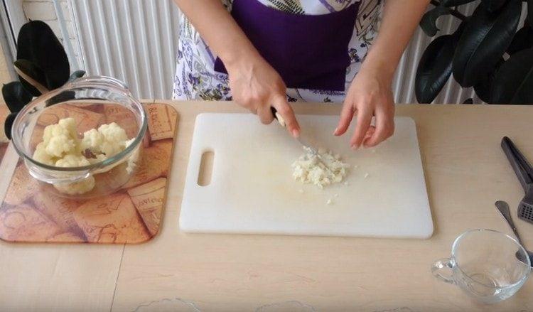 Cut the cabbage with a knife as finely as possible.