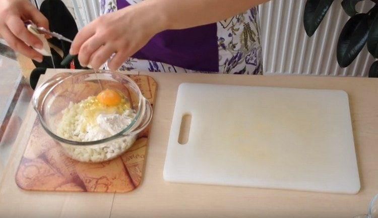 We beat the egg into the cabbage dough.