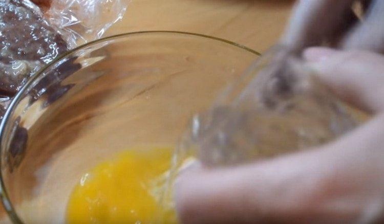 Battez l'œuf avec une cuillère d'eau séparément.