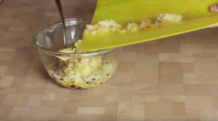 Couper la chair de l'aubergine et l'envoyer dans un bol avec la vinaigrette.