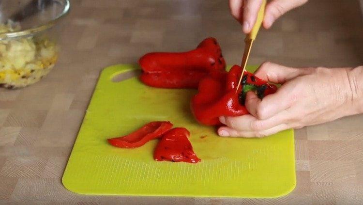 Peel the peppers, cut them and add them to the salad as well.