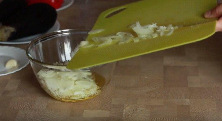 hacher finement l'oignon et le mettre dans un bol avec la vinaigrette.