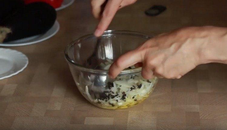 Ajoutez l'ail et le basilic à la vinaigrette et mélangez.