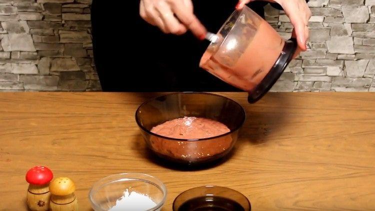 Izlijte jetrenu masu u zdjelu.