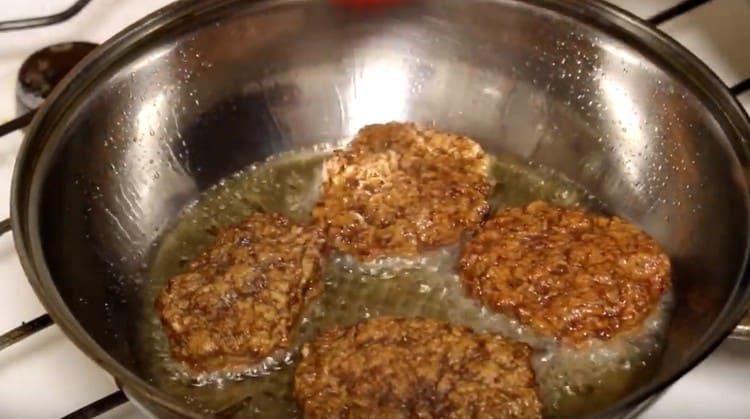 Faire frire les galettes de foie des deux côtés.