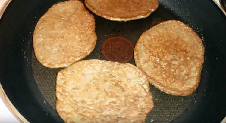 Fry the pancakes in a pan with vegetable oil.