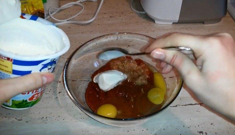 frapper les œufs dans la masse du foie, ajouter la crème sure.