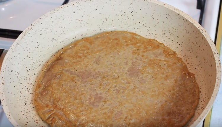 Fry pancakes on both sides.
