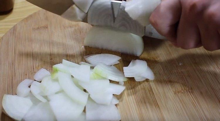 Cut the onion into half rings.