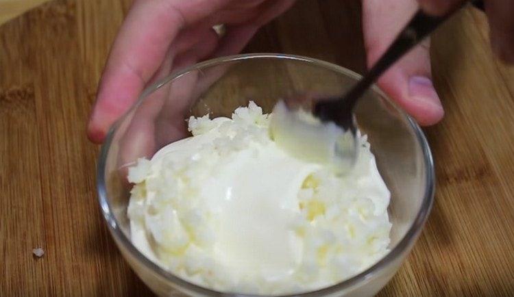 Mix the chopped garlic with mayonnaise.