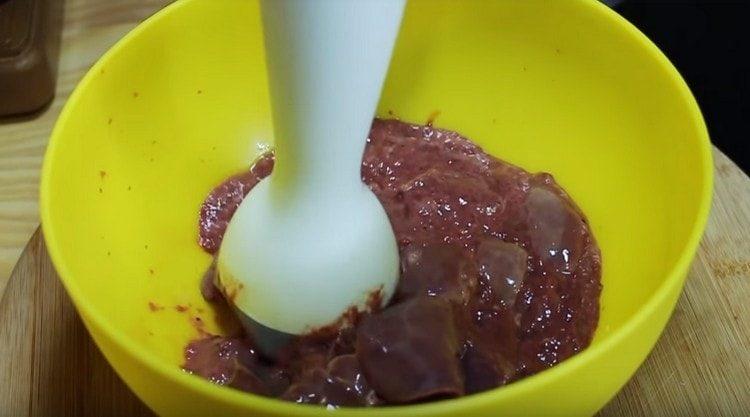 Grind the chicken liver with a blender or meat grinder.