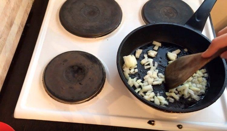Faire frire l'oignon dans une poêle.