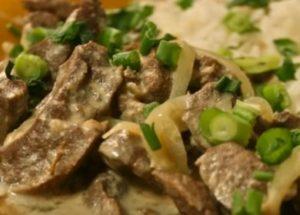 We prepare a tender liver in sour cream sauce according to a step-by-step recipe with a photo.