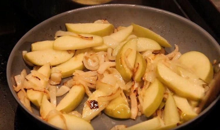 Pržite luk s jabukama do zlatne boje.