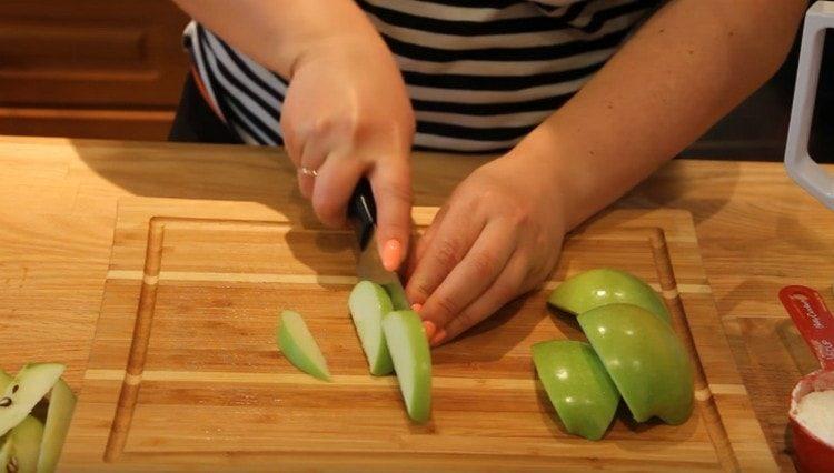 Cortar las manzanas en rodajas pequeñas.