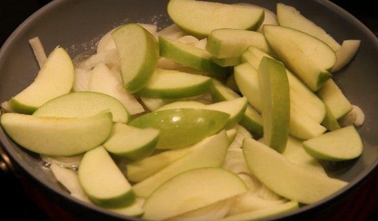 Spread onion and apples in a pan.