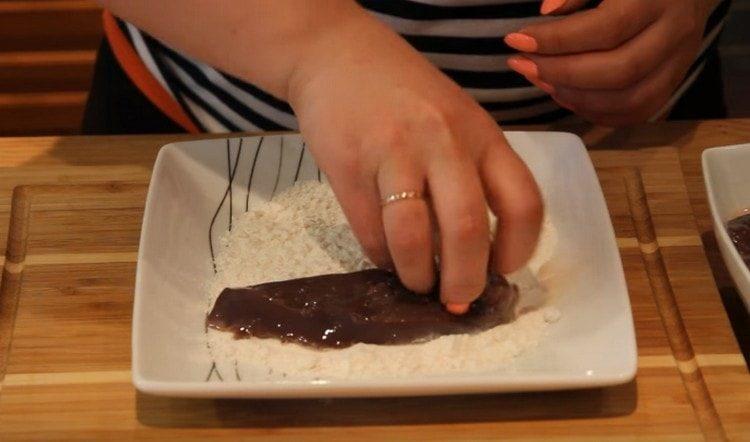 Roll each piece of liver in flour.