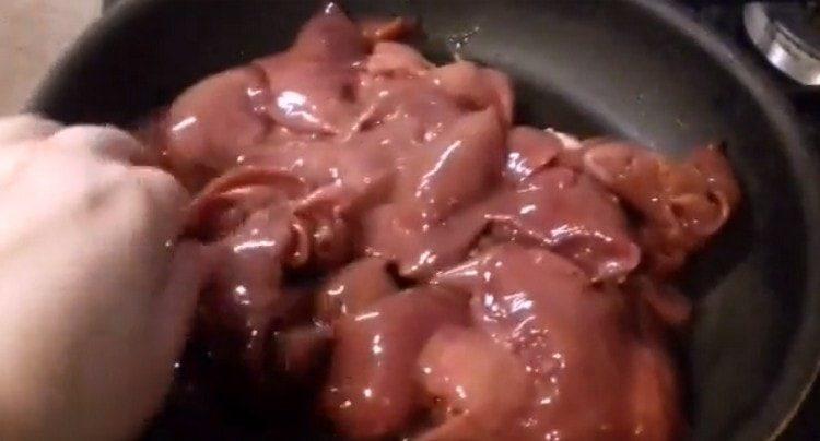 Lavamos el hígado del conejo y lo ponemos en una sartén al tomate.