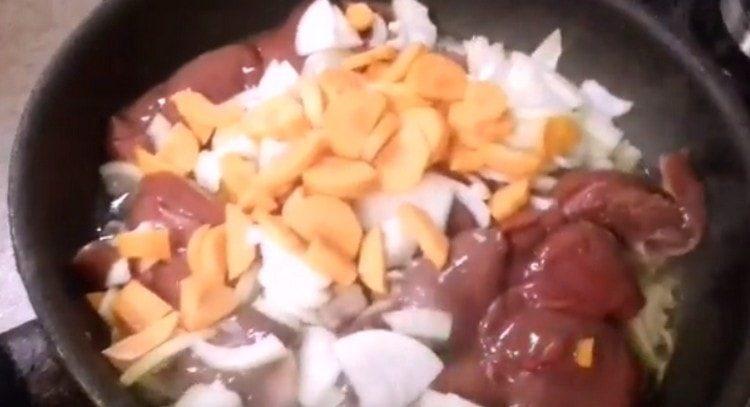 Ajouter les carottes et les oignons à la poêle.