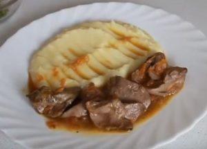 Délicieux foie de poulet frit avec oignons et carottes: faites cuire selon une recette pas à pas avec photo.