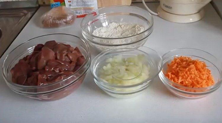 Nous avons coupé le foie en morceaux, nous avons également coupé les oignons, trois carottes sur une râpe.