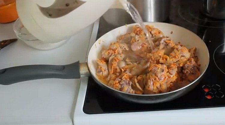 Ajouter de l'eau chaude dans la casserole.