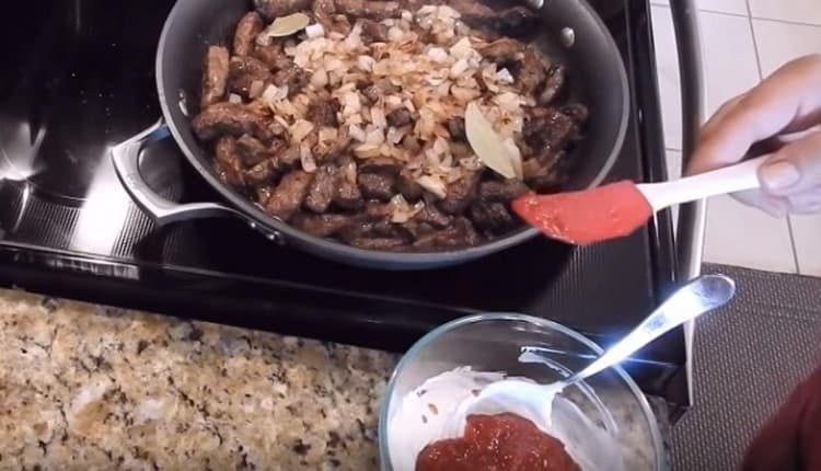 Ajouter la feuille de laurier et préparer une sauce à la crème sure et à la sauce tomate.