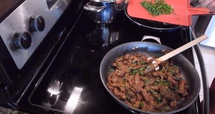 Al final de la cocción, se pueden agregar verduras picadas al plato.