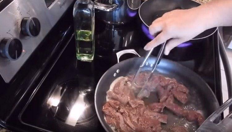 Nous répandons le foie dans la casserole.