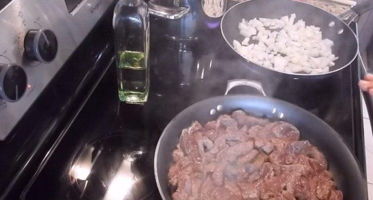 Dans une autre casserole, faire revenir les oignons hachés jusqu'à ce qu'ils soient dorés.