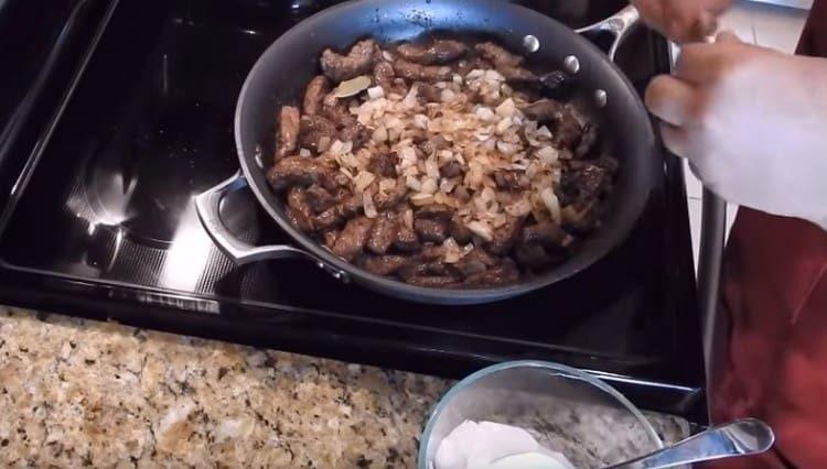 Add the fried onions to the liver.