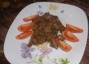Cooking the liver yourself in a Stroganov style: a classic recipe with sour cream.